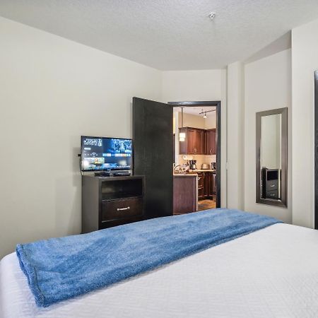 Cozy One Bedroom Condo With Indoor Pool And Hottub キャンモア エクステリア 写真