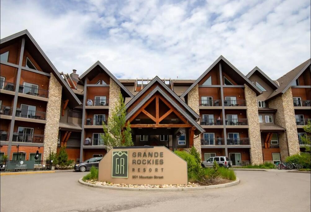 Cozy One Bedroom Condo With Indoor Pool And Hottub キャンモア エクステリア 写真