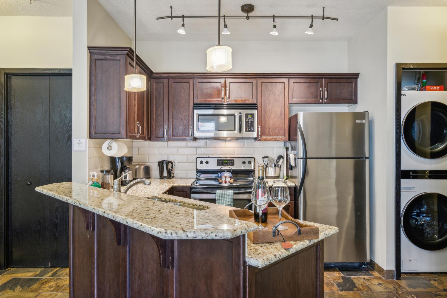 Cozy One Bedroom Condo With Indoor Pool And Hottub キャンモア エクステリア 写真