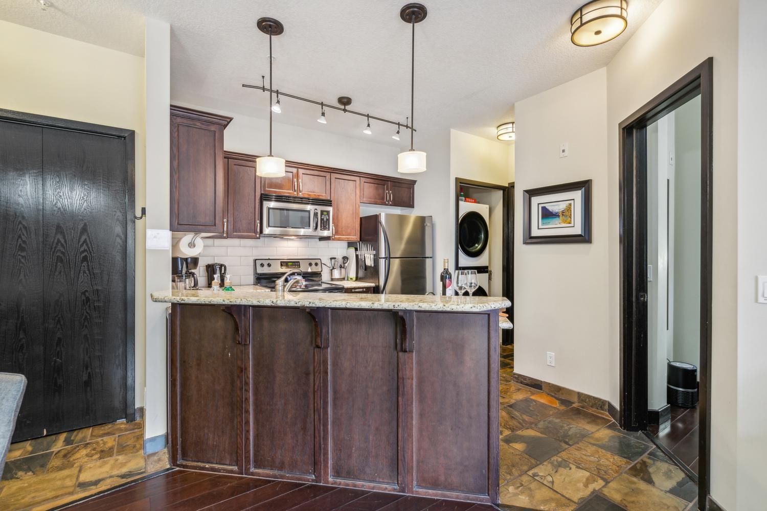 Cozy One Bedroom Condo With Indoor Pool And Hottub キャンモア エクステリア 写真